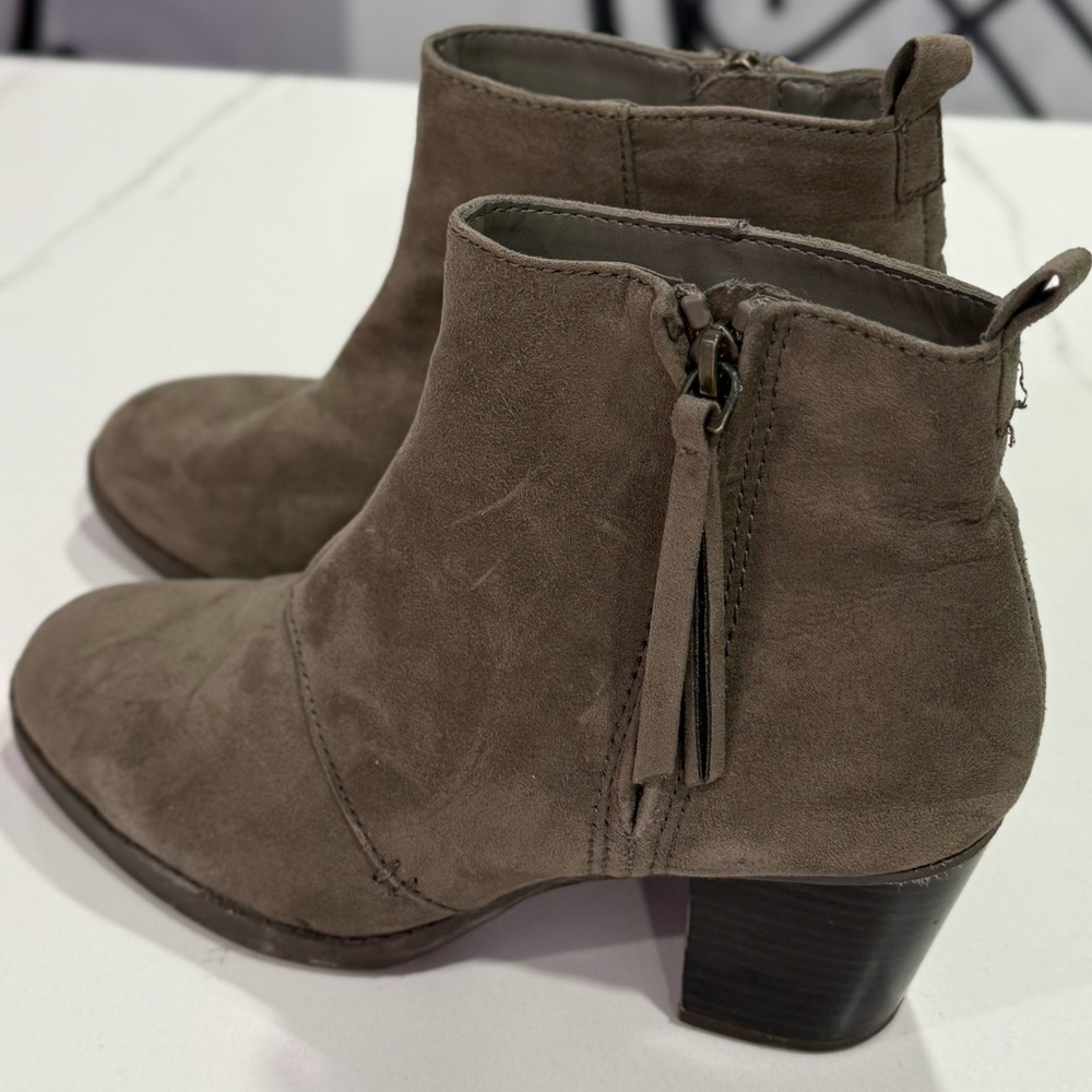 Old Navy • Wedge Ankle Booties